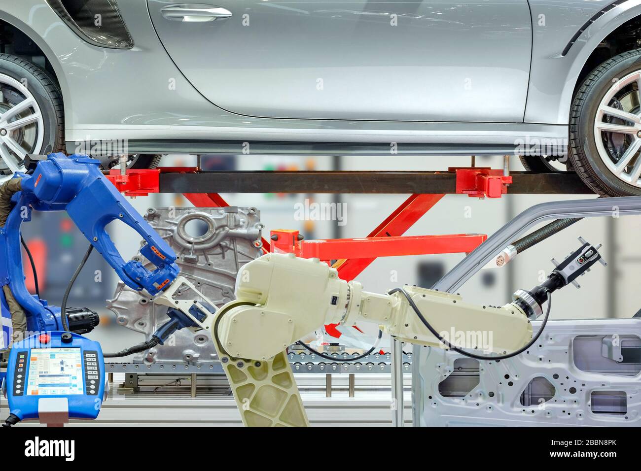 Industrielle Roboterscanning mit Autoteilen und Fernbedienung zum Einstellen von Programmen für die Arbeitsautomatisierung, Industrie 4.0 Stockfoto