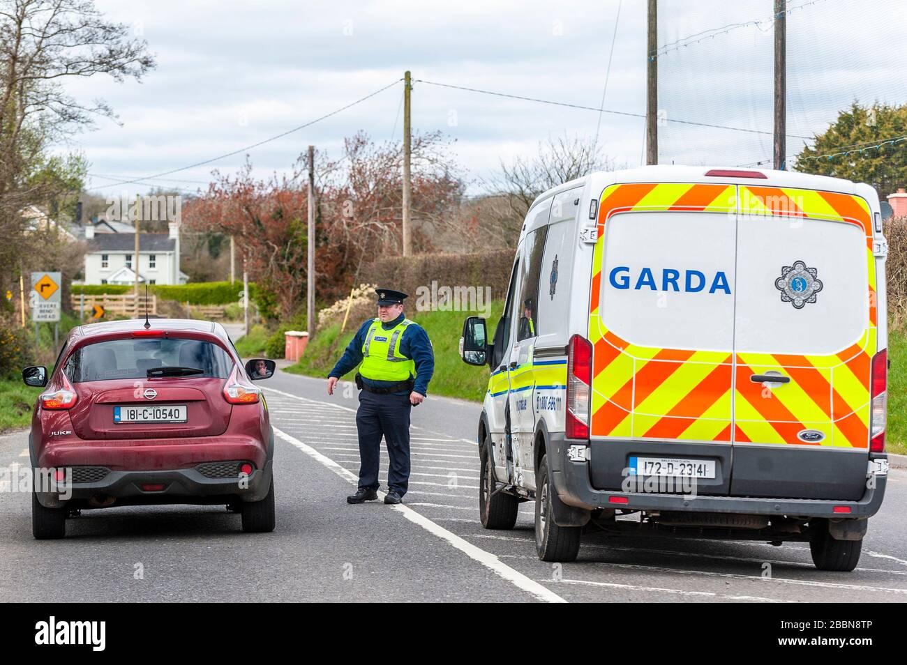 Clonakilty, West Cork, Irland. April 2020. Als Teil der verbindlichen "Tag zu Hause"-Anordnung, die die irische Regierung am vergangenen Freitag auferlegt hat, wurde der Gardai beauftragt, sicherzustellen, dass die Menschen sich daran halten, um die Ausbreitung von Covid-19 zu stoppen. An diesem Nachmittag gab es einen Garda Checkpoint auf der Clonakilty nach Dunmanway Road, der aus 2 regulären Gardai bestand. Quelle: AG News/Alamy Live News Stockfoto