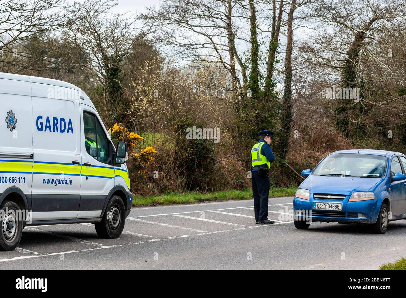 Clonakilty, West Cork, Irland. April 2020. Als Teil der verbindlichen "Tag zu Hause"-Anordnung, die die irische Regierung am vergangenen Freitag auferlegt hat, wurde der Gardai beauftragt, sicherzustellen, dass die Menschen sich daran halten, um die Ausbreitung von Covid-19 zu stoppen. An diesem Nachmittag gab es einen Garda Checkpoint auf der Clonakilty nach Dunmanway Road, der aus 2 regulären Gardai bestand. Quelle: AG News/Alamy Live News Stockfoto