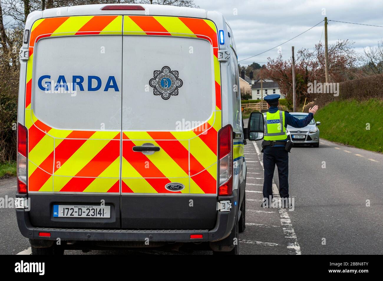 Clonakilty, West Cork, Irland. April 2020. Als Teil der verbindlichen "Tag zu Hause"-Anordnung, die die irische Regierung am vergangenen Freitag auferlegt hat, wurde der Gardai beauftragt, sicherzustellen, dass die Menschen sich daran halten, um die Ausbreitung von Covid-19 zu stoppen. An diesem Nachmittag gab es einen Garda Checkpoint auf der Clonakilty nach Dunmanway Road, der aus 2 regulären Gardai bestand. Quelle: AG News/Alamy Live News Stockfoto