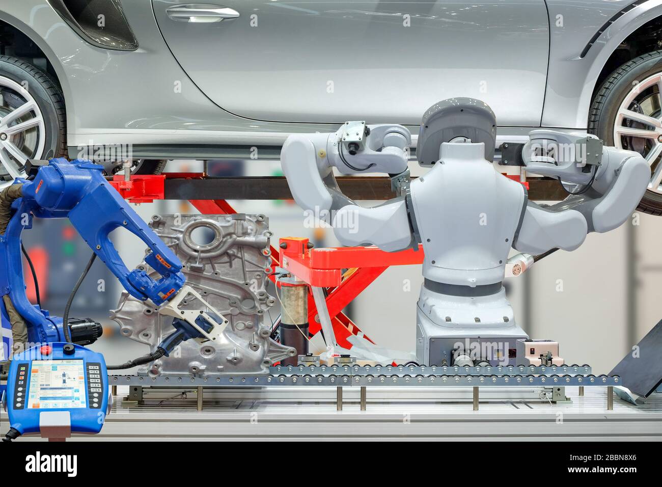 Industrieroboter installiert 3D-Scan zum Scannen von Autoteilen und Roboterwartungswagen mit Fernbedienung zum Einstellen von Programmen zur Arbeitsautomatisierung. Stockfoto