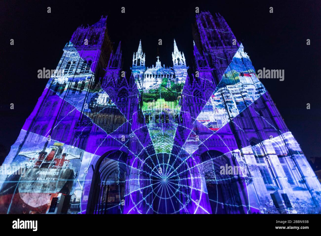 Kathedrale Sainte Croix in der Nacht Stockfoto