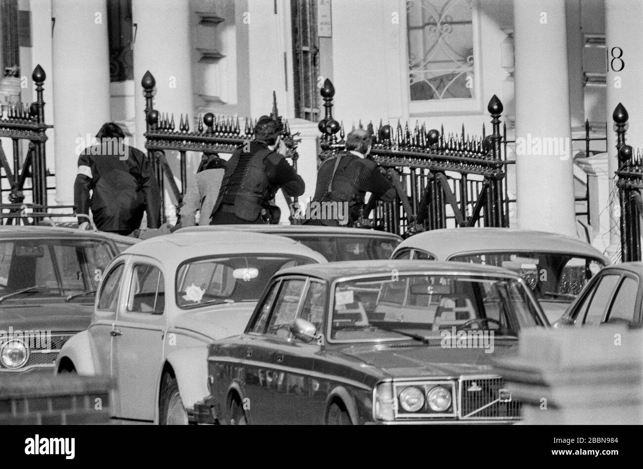 Am 5. Mai 1980 stürmte das Spezialeinsatzteam der SAS British Army die iranische Botschaft in London, um 26 Geiseln zu befreien, die von einer arabischen Terrororganisation namens KSA-Gruppe festgehalten wurden, die sich für die arabische nationale Souveränität einsetzt. Unter den Geiseln befand sich auch der BBC-Tonrecordist SIM Harris, der aus einem Fenster flüchtete und über einen Balkon sprang. Stockfoto