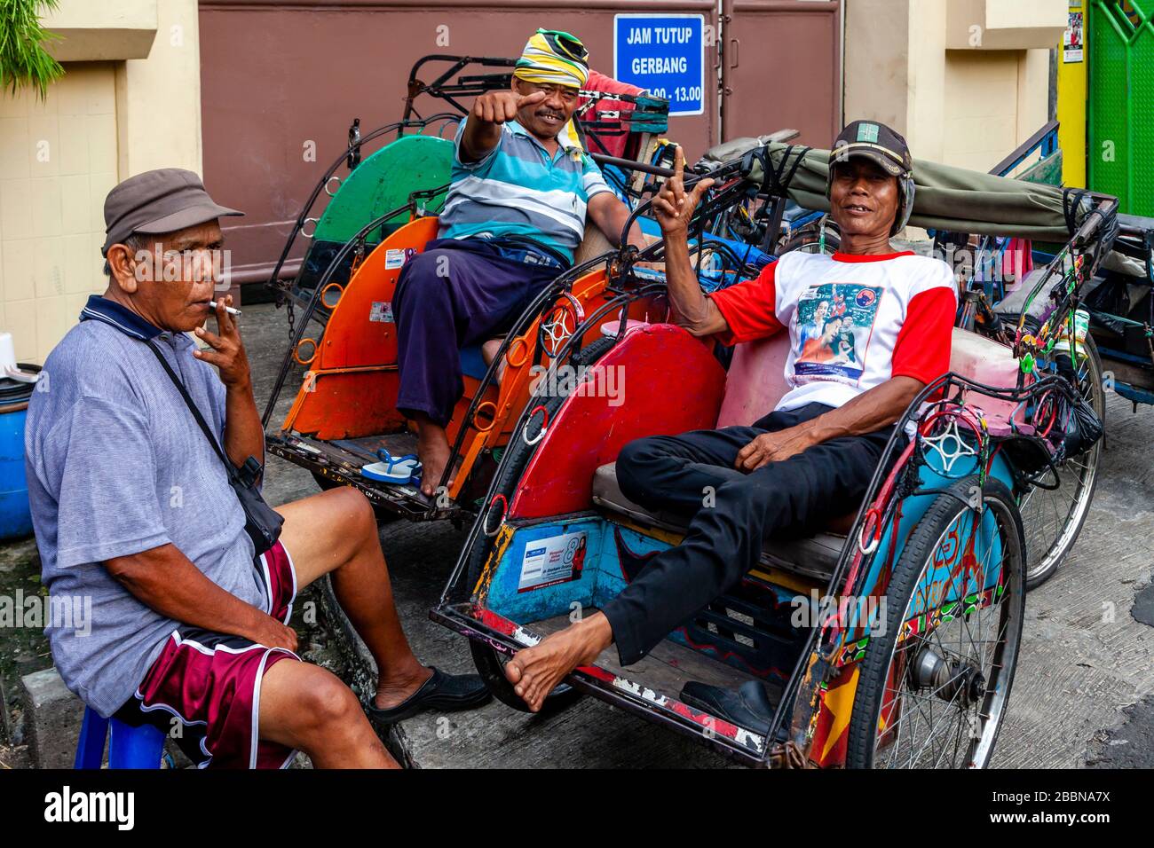 Eine Gruppe von Radfahrern, die sich im Chinatown District, Jakarta, Indonesien, entspannen. Stockfoto