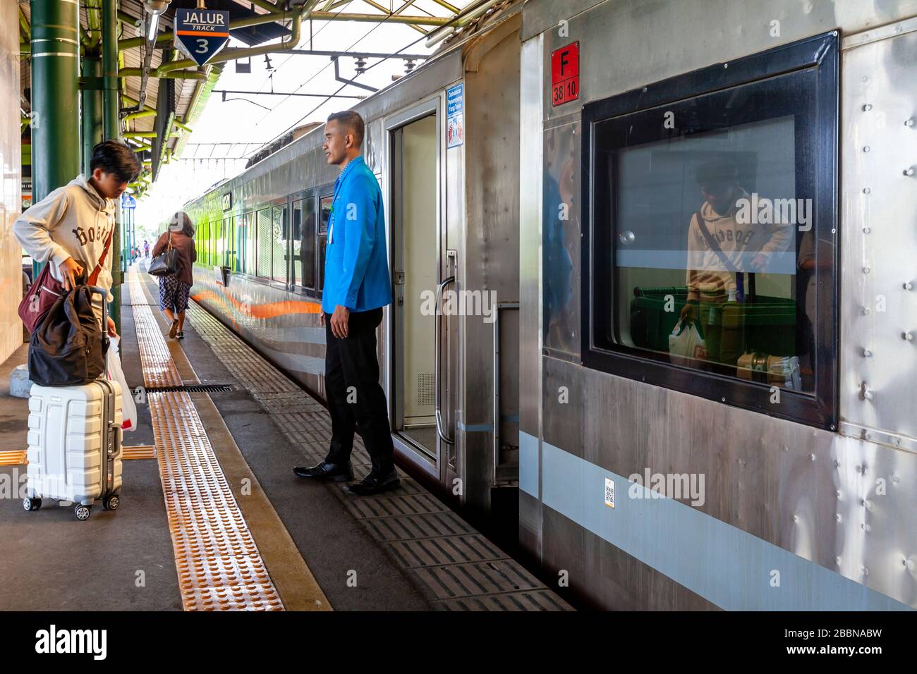 Ein Zug auf der Plattform am Bahnhof Gambir, Jakarta, Indonesien. Stockfoto