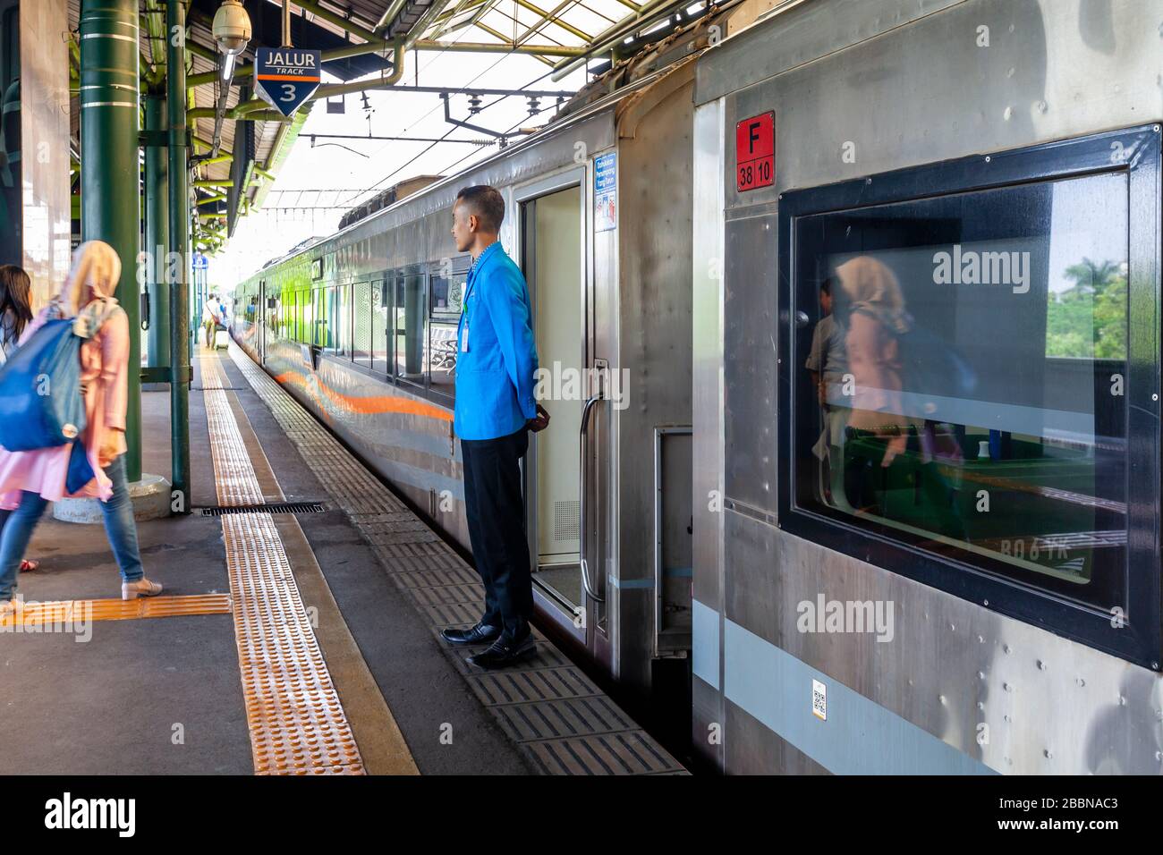 Ein Zug auf der Plattform am Bahnhof Gambir, Jakarta, Indonesien. Stockfoto