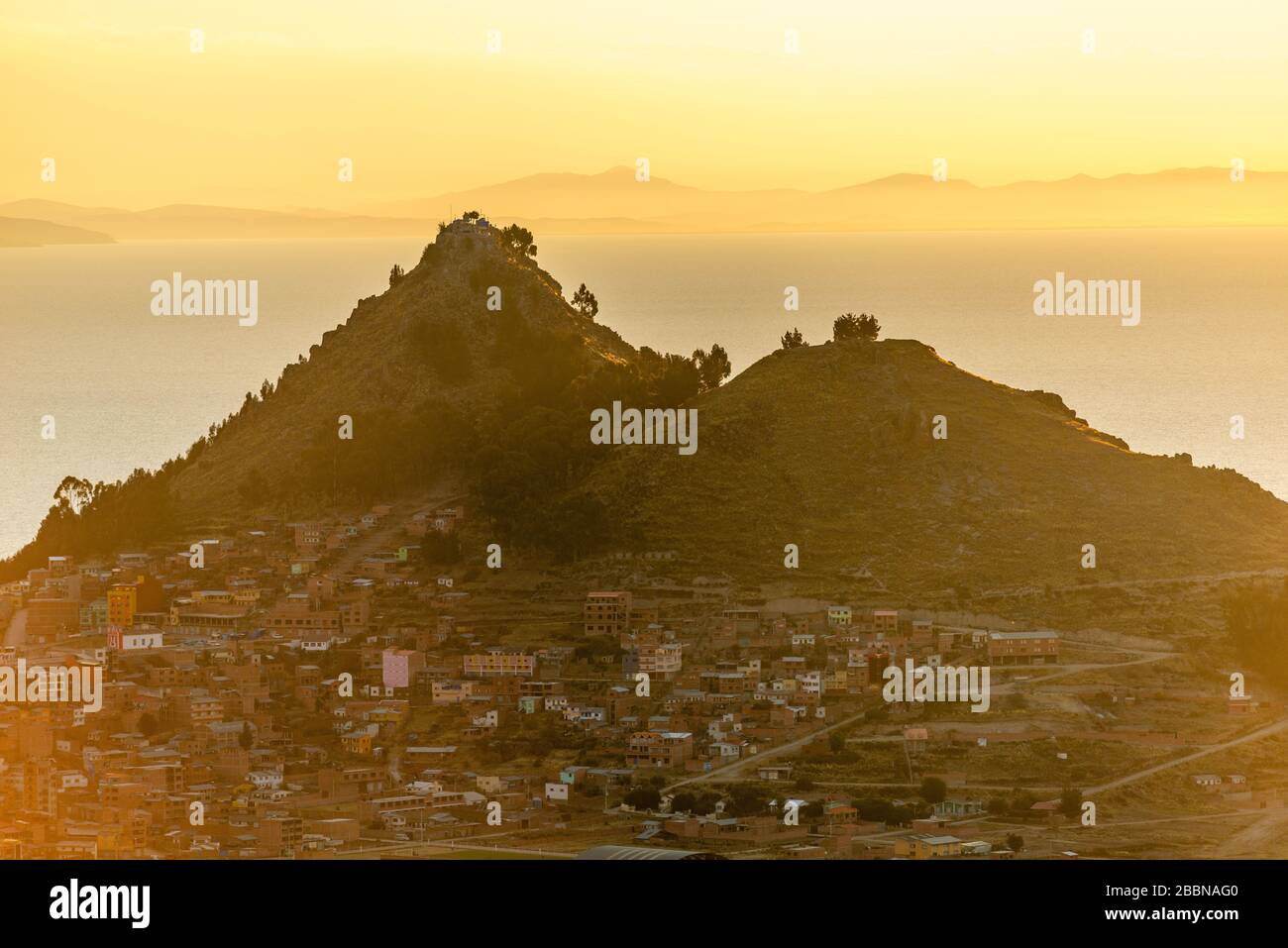 Titicacasee mit der Stadt Copacabana am Wasser, dem Department La Paz, der Copacabana-Halbinsel, dem Titicacasee, den Anden-Bergen, Bolivien und Lateinamerika Stockfoto