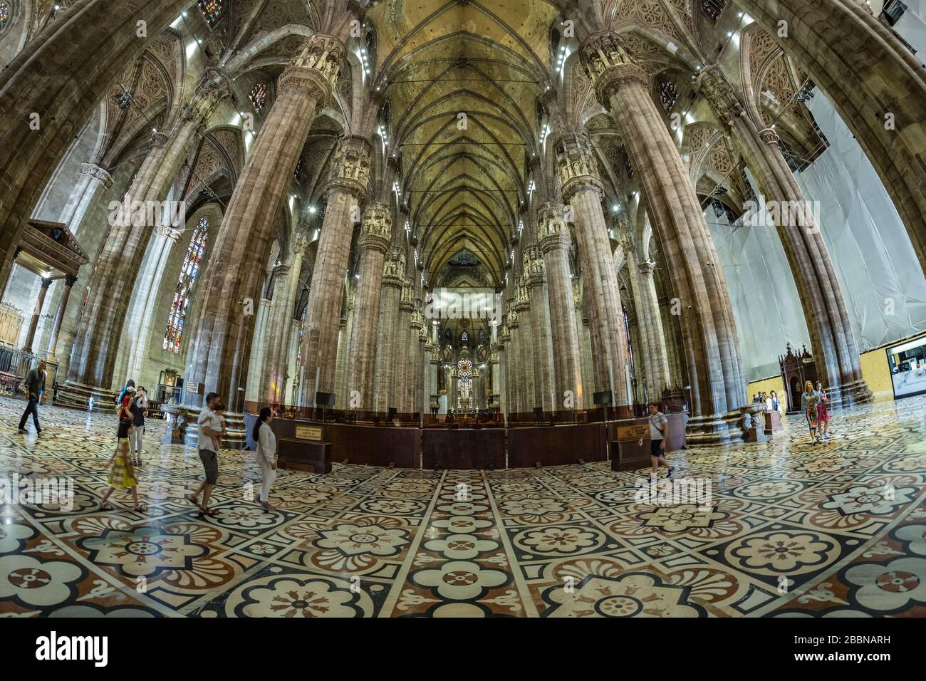 MAILAND, ITALIEN - 1. August 2019: Innenansicht des berühmten Doms Duomo di Milano auf der Piazza in Mailand, Italien. Fischaugenobjektiv aufgenommen. Stockfoto