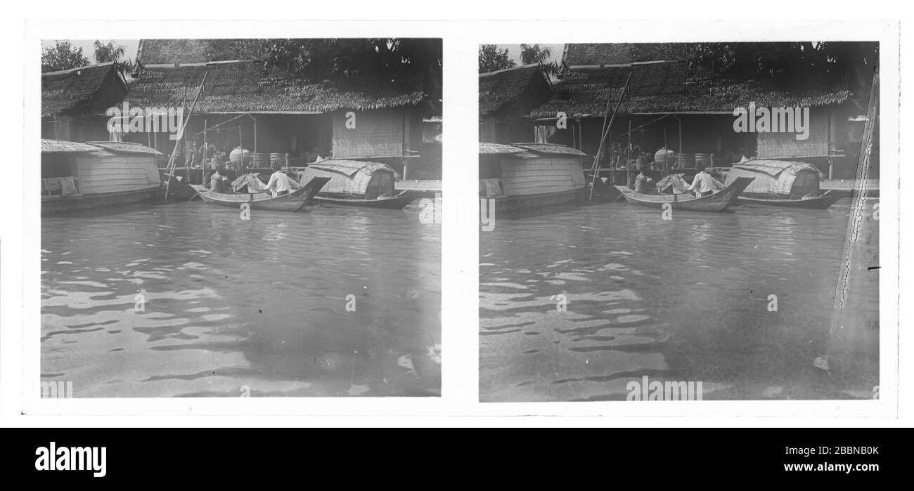 Fluss Stung Sangkae in der Provinz Battambang in Kambodscha. Einheimische Leute in ihren traditionellen Booten und Holzkanus. Stereoskopisches Foto von etwa 1910. Bild auf trockener Glasplatte aus der Sammlung Herry W. Schaefer. Stockfoto