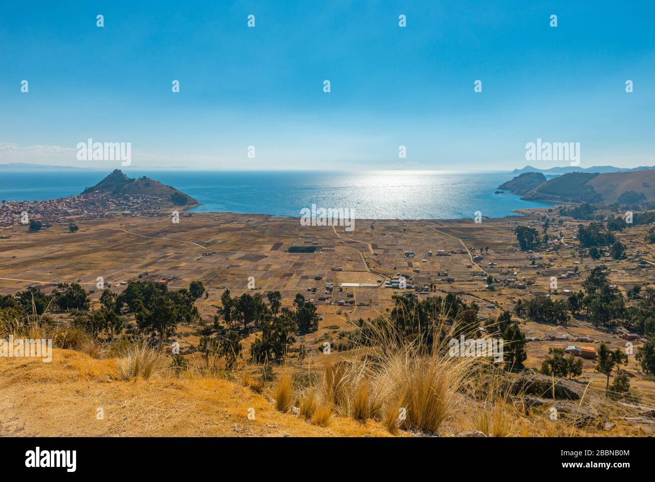 Titicacasee mit der Stadt Copacabana am Wasser, dem Department La Paz, der Copacabana-Halbinsel, dem Titicacasee, den Anden-Bergen, Bolivien und Lateinamerika Stockfoto