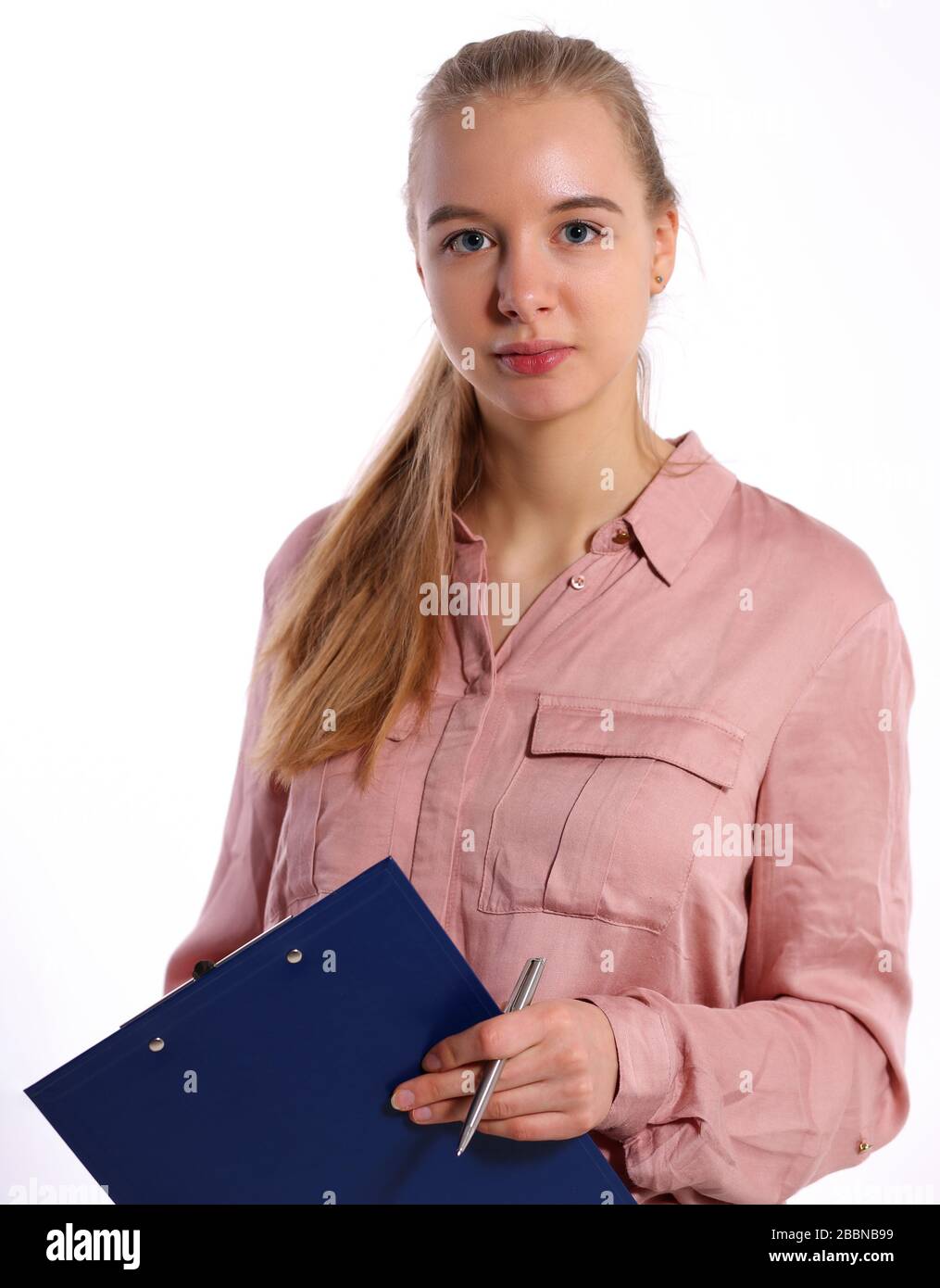 Mädchen in Geschäftskleidung mit Ordner und Stift Stockfoto