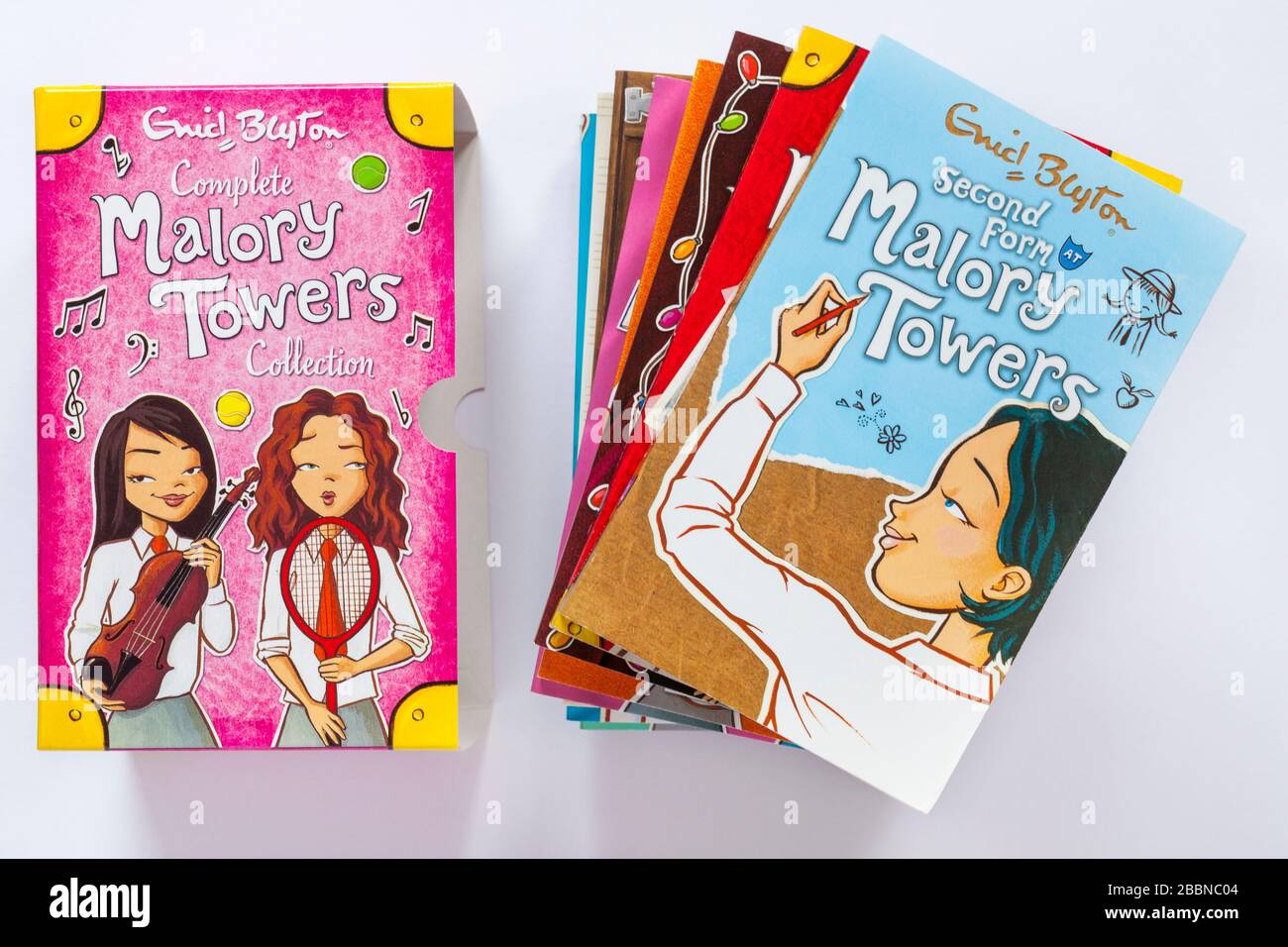 Vollständige Malory Towers Collection Bücher von Enid Blyton - Bücher mit zweiter Form im Malory Towers Buch oben isoliert auf weißem Hintergrund Stockfoto