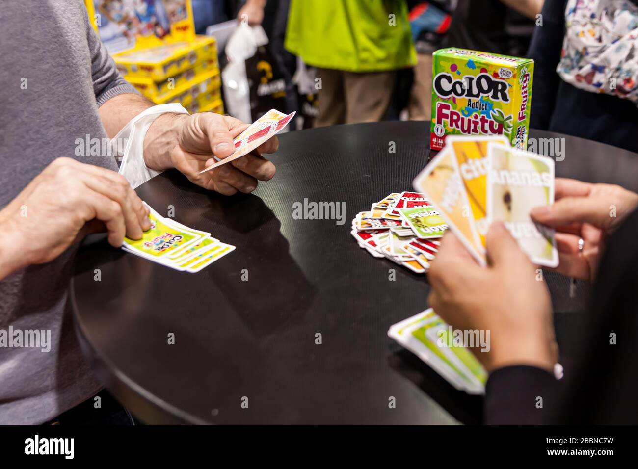 Leute, die auf der Spiel- und Spielwarenmesse Quebec City - La Revanche, Brettspiel, ExpoCité Messe spielen. Stockfoto