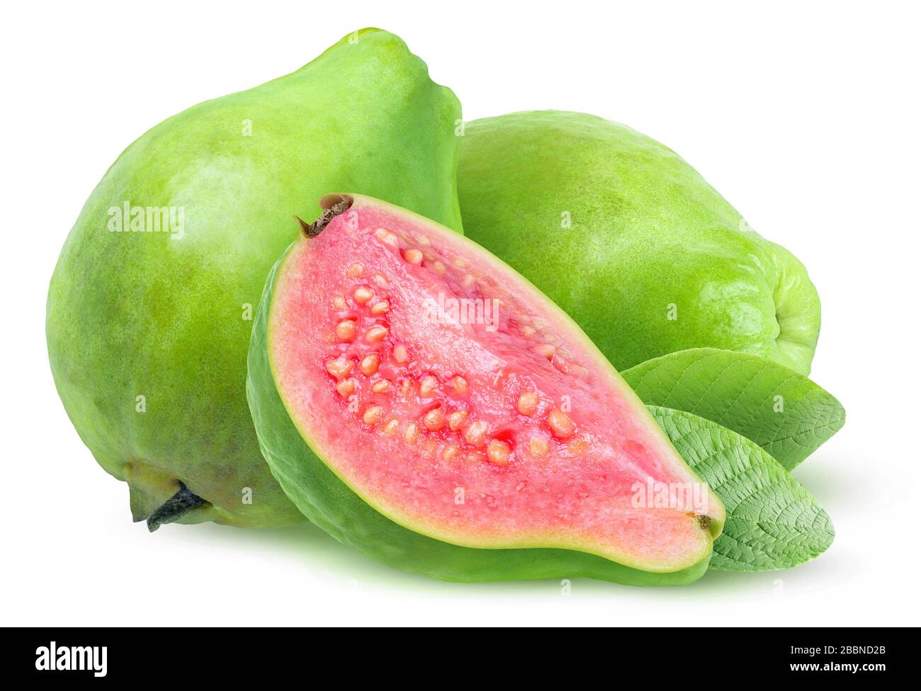 Isolierte Guava-Früchte. Drei grüne Guavas mit rosafarbenem Fleisch isoliert auf weißem Hintergrund Stockfoto