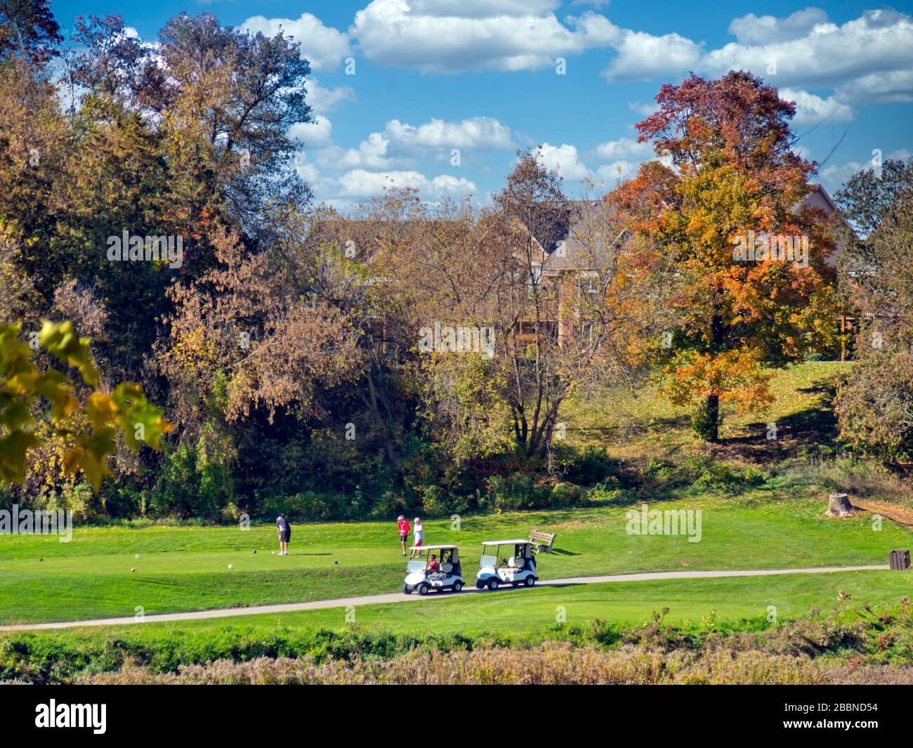 Golfplatz und Golfer im Herbst oder Herbst gewinnen Ontario, Kanada, Nordamerika Stockfoto