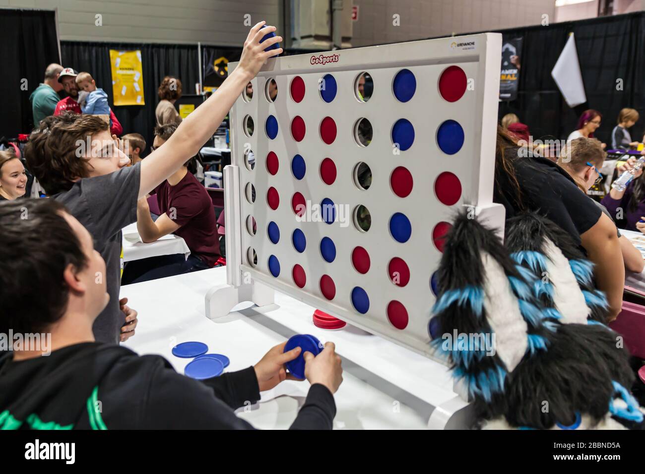 Leute, die auf der Spiel- und Spielwarenmesse Quebec City - La Revanche, Brettspiel, ExpoCité Messe spielen. Stockfoto