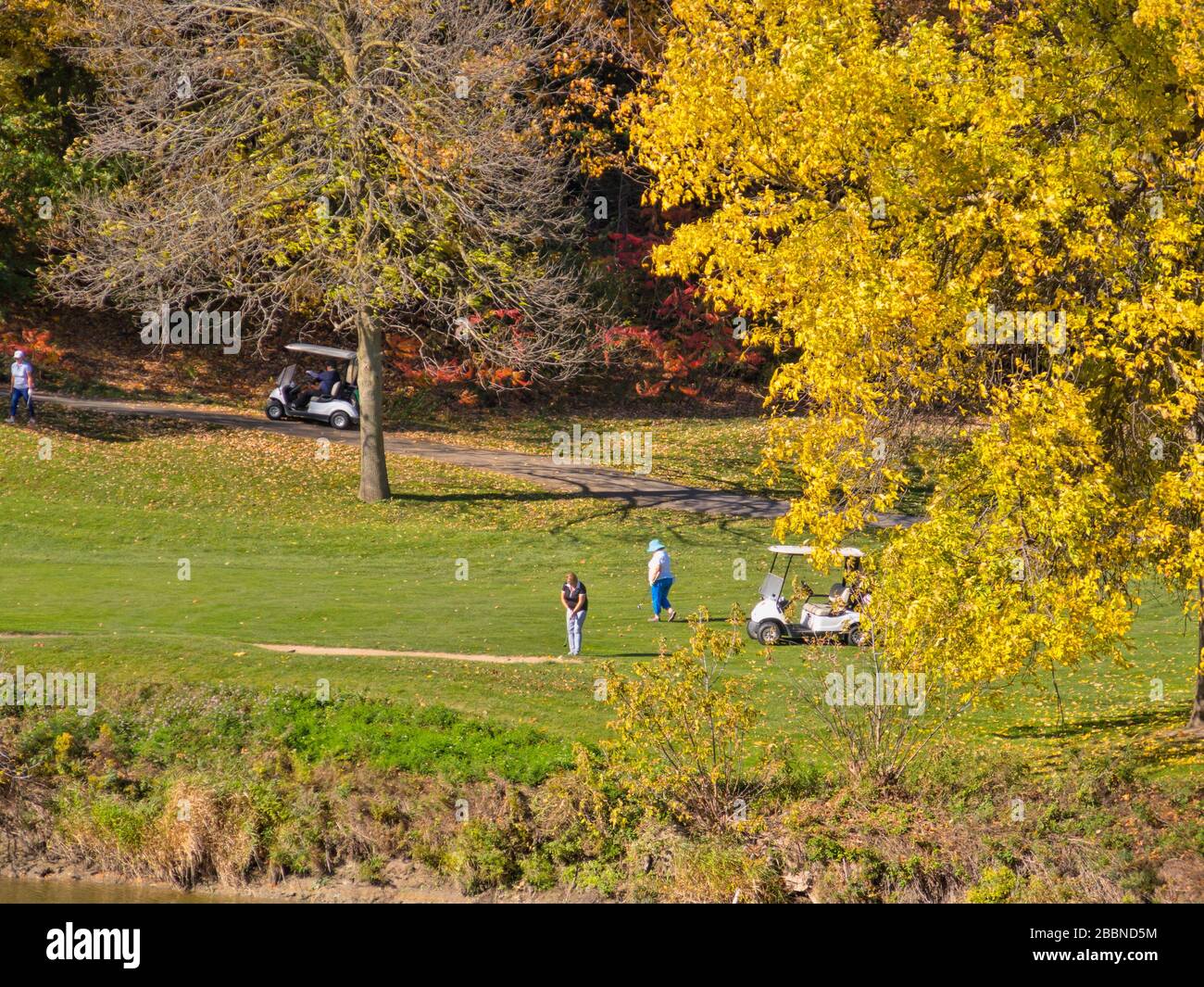 Golfplatz und Golfer im Herbst oder Herbst gewinnen Ontario, Kanada, Nordamerika Stockfoto