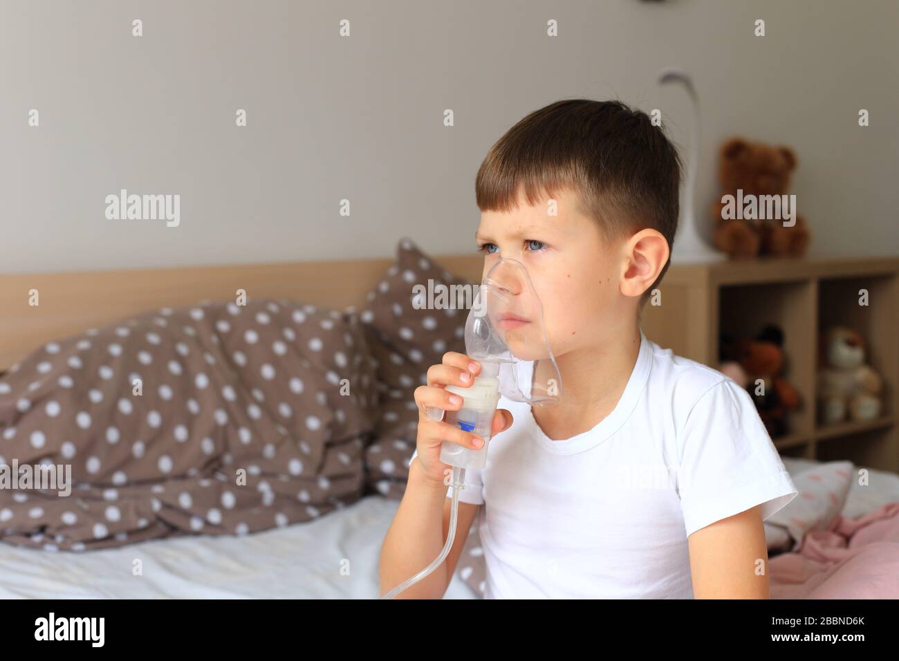 Ein Kind mit Inhalator. Junge wurde krank Stockfoto