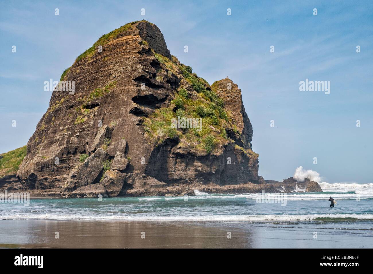 Taitomo Rock, Surfer, bei Ebbe, Tasman Lookout Track, Waitakere Ranges Regional Park, Piha Beach, Auckland Region, North Island, Neuseeland Stockfoto