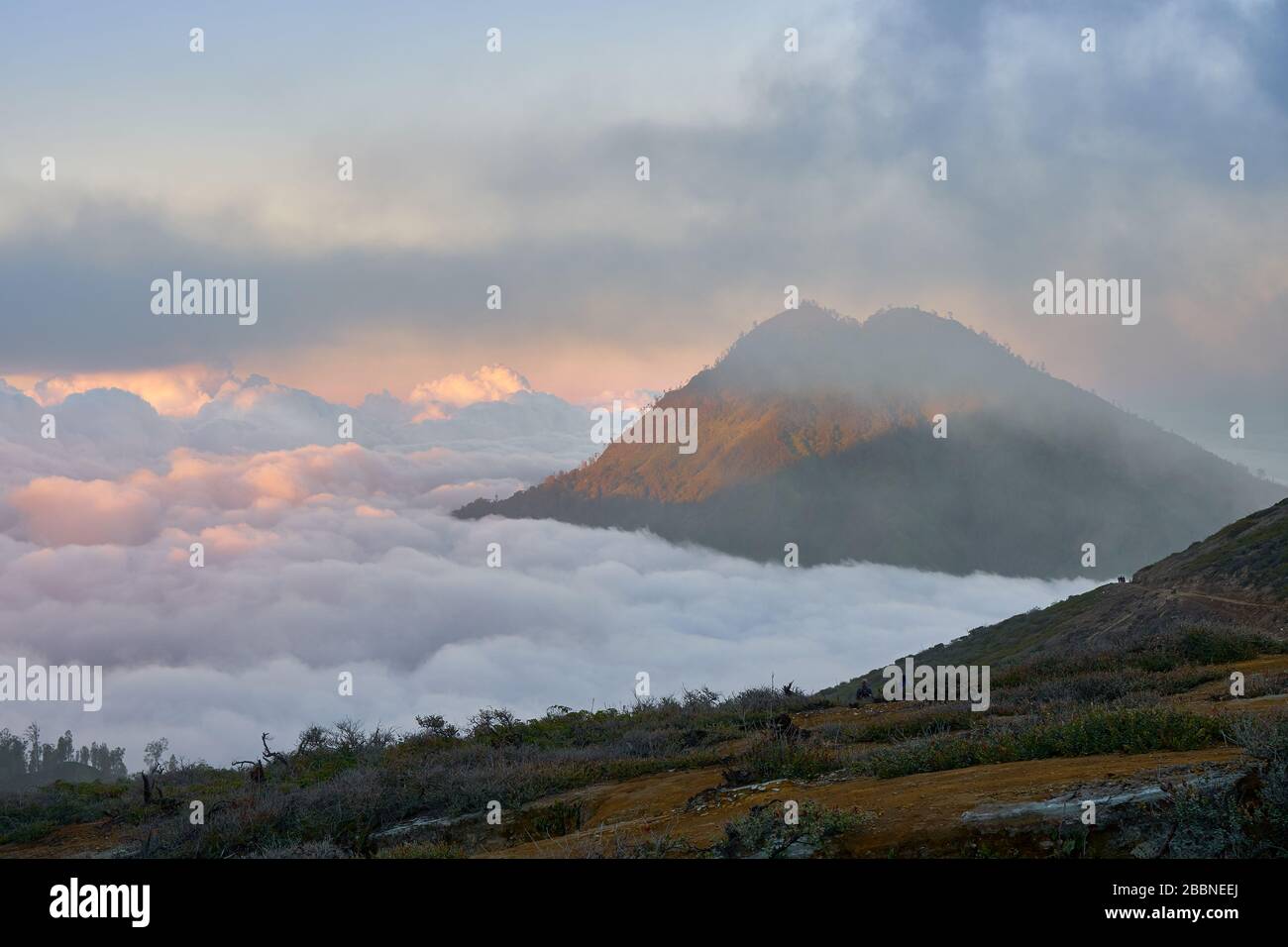 Mount Bromo in Indonesien mit Wolken bedeckt Stockfoto