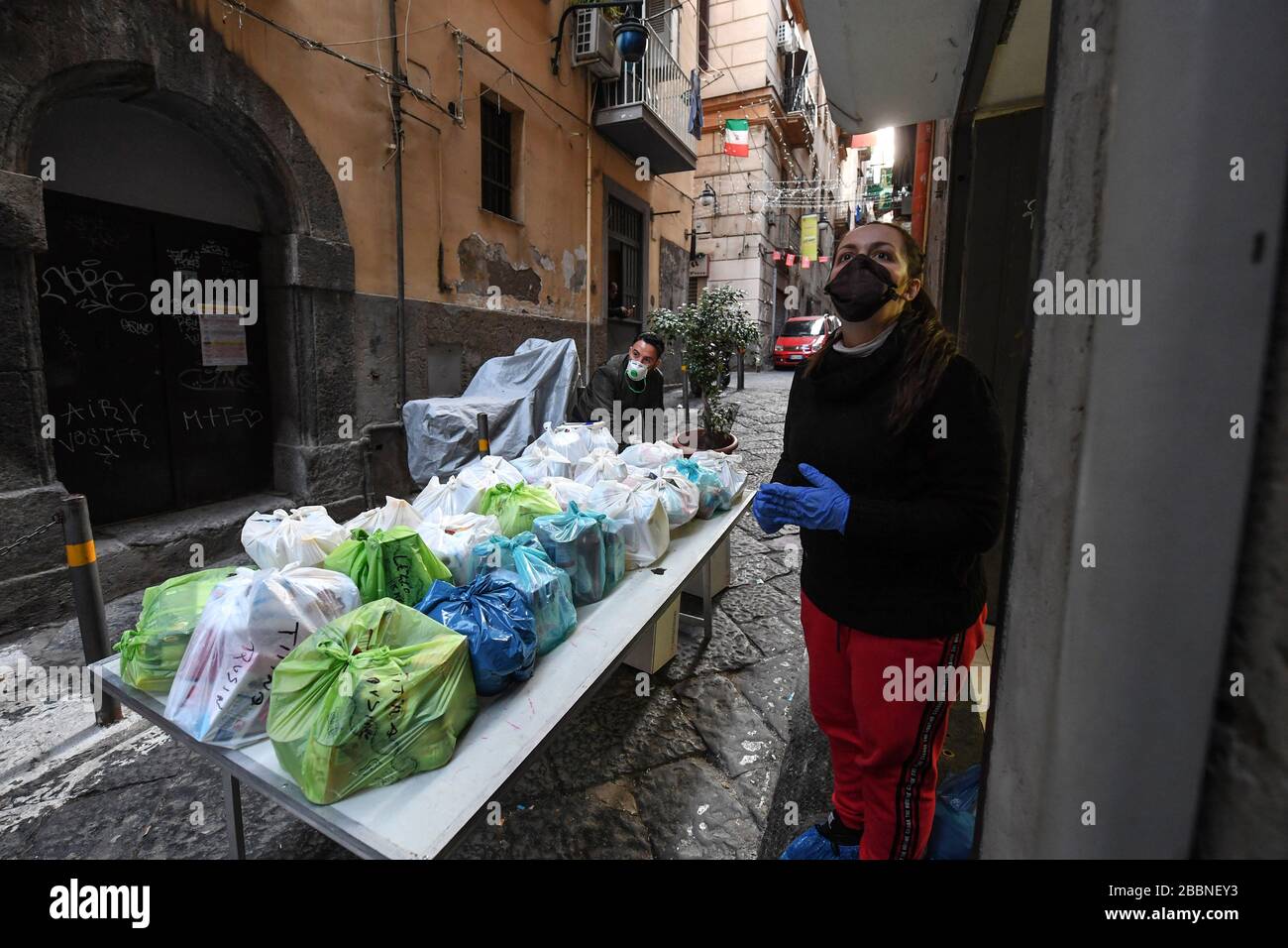 Die Freiwilligen bereiten den Armen in den beliebten Vierteln der Stadt Neapel einfache Notwendigkeiten mit Primärprodukten vor. Organisiert vom katholischen Verein 'Madonna dell'Arco' in den spanischen Vierteln. Stockfoto