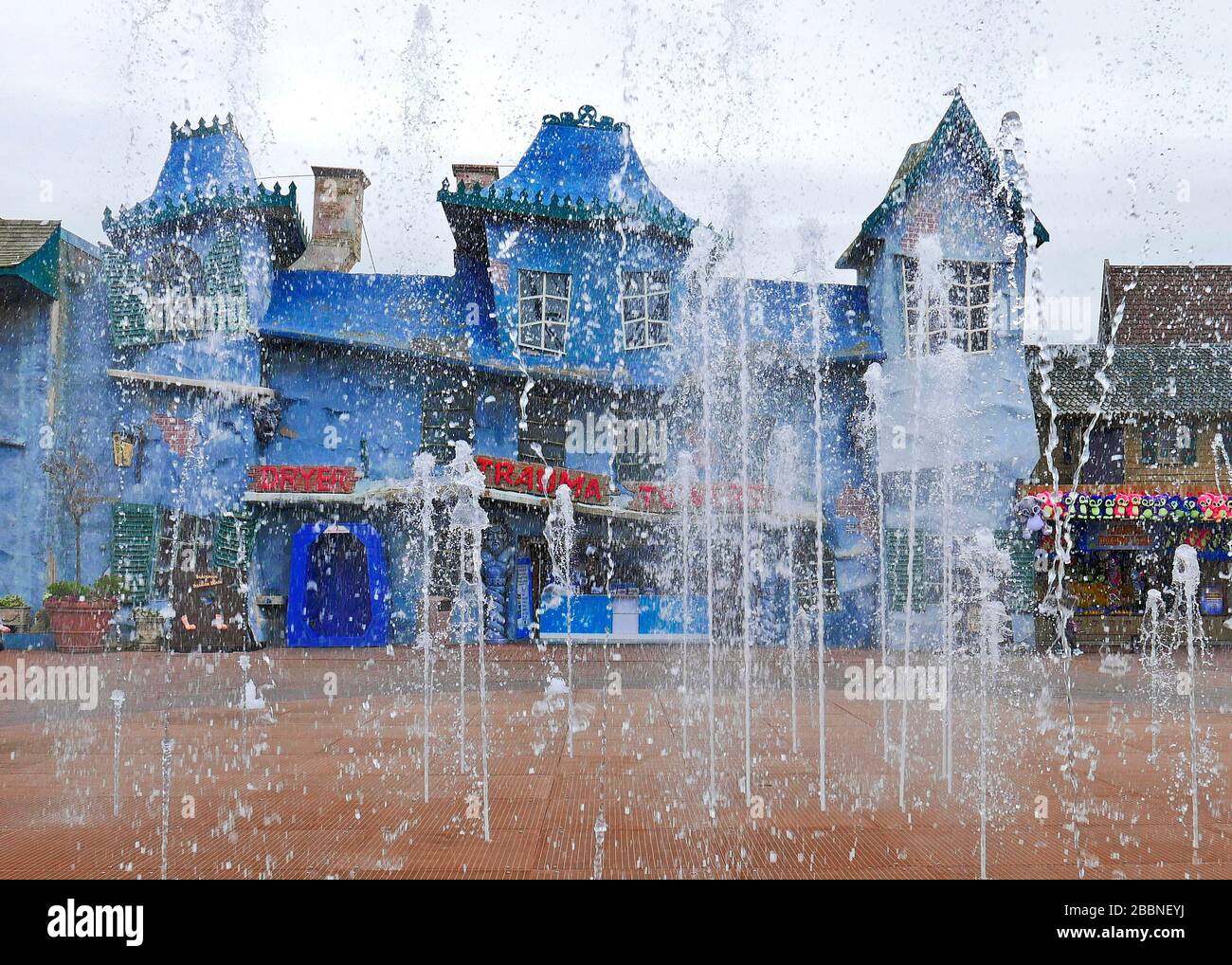Springbrunnen vor dem Spukhotel am Blackpool Pleasure Beach Stockfoto