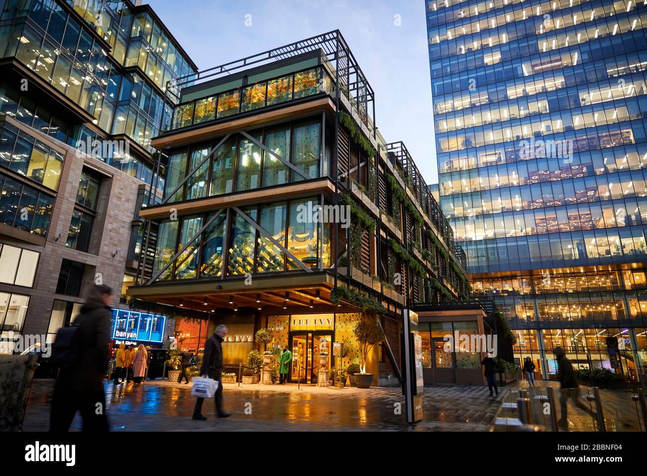 Das Ivy Spinningfields Manchester in der Nacht Stockfoto
