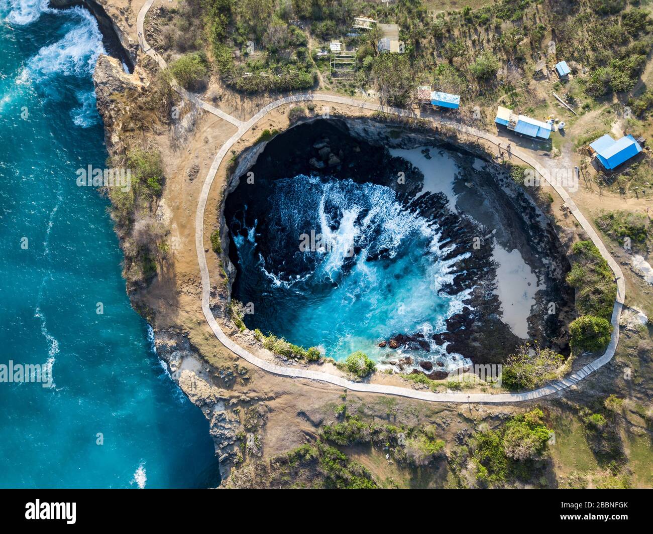Gebrochener Strand in Nusa Penida Bali Indonesien Dronblick Stockfoto