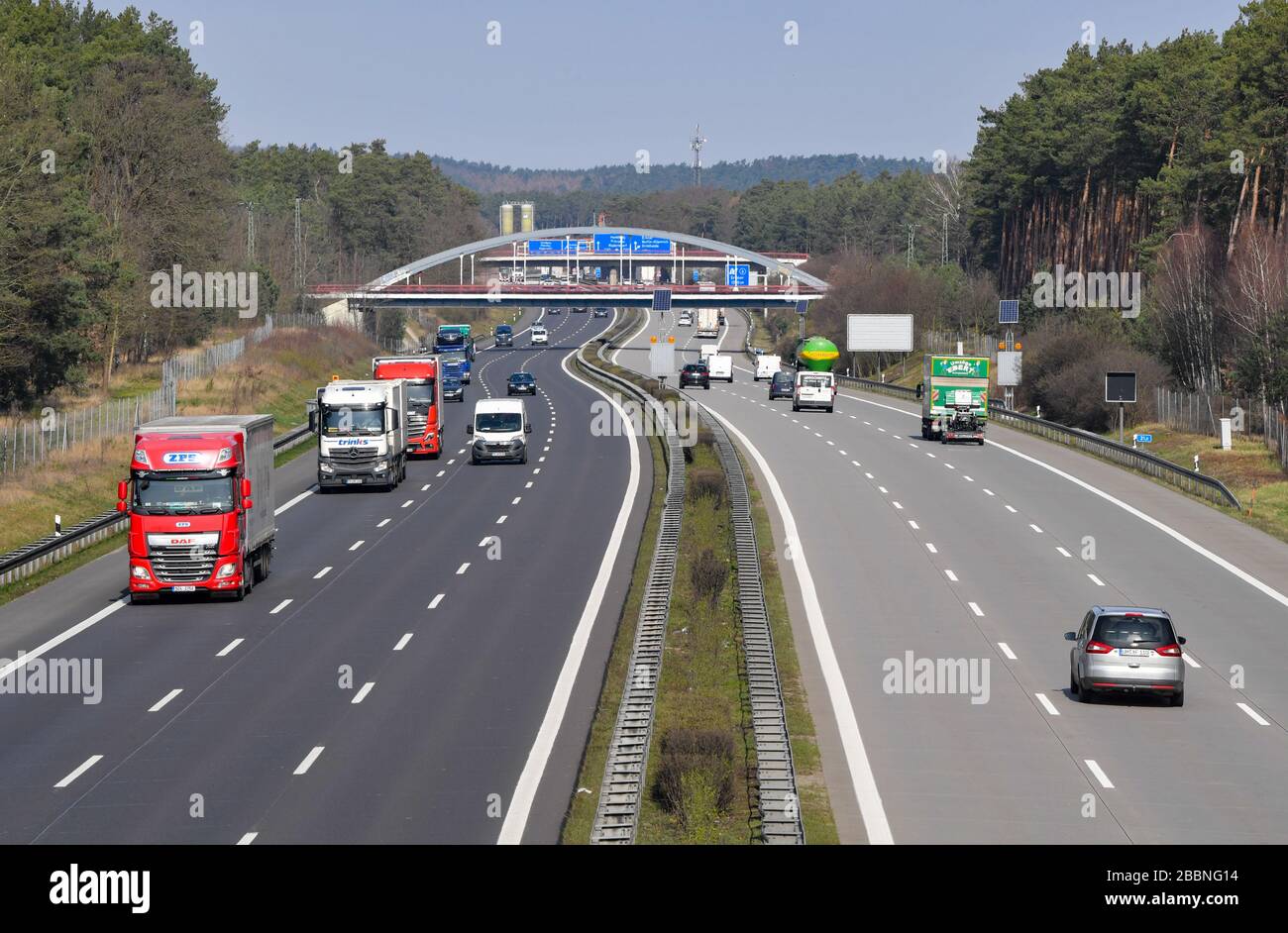 Erkner, Deutschland. März 2020. Der östliche Berliner Ring (Autobahn A10),  in der Nähe der Erkner Kreuzung. Credit: Patrick Pleul / dpa-Zentralbild /  ZB / dpa / Alamy Live News Stockfotografie - Alamy