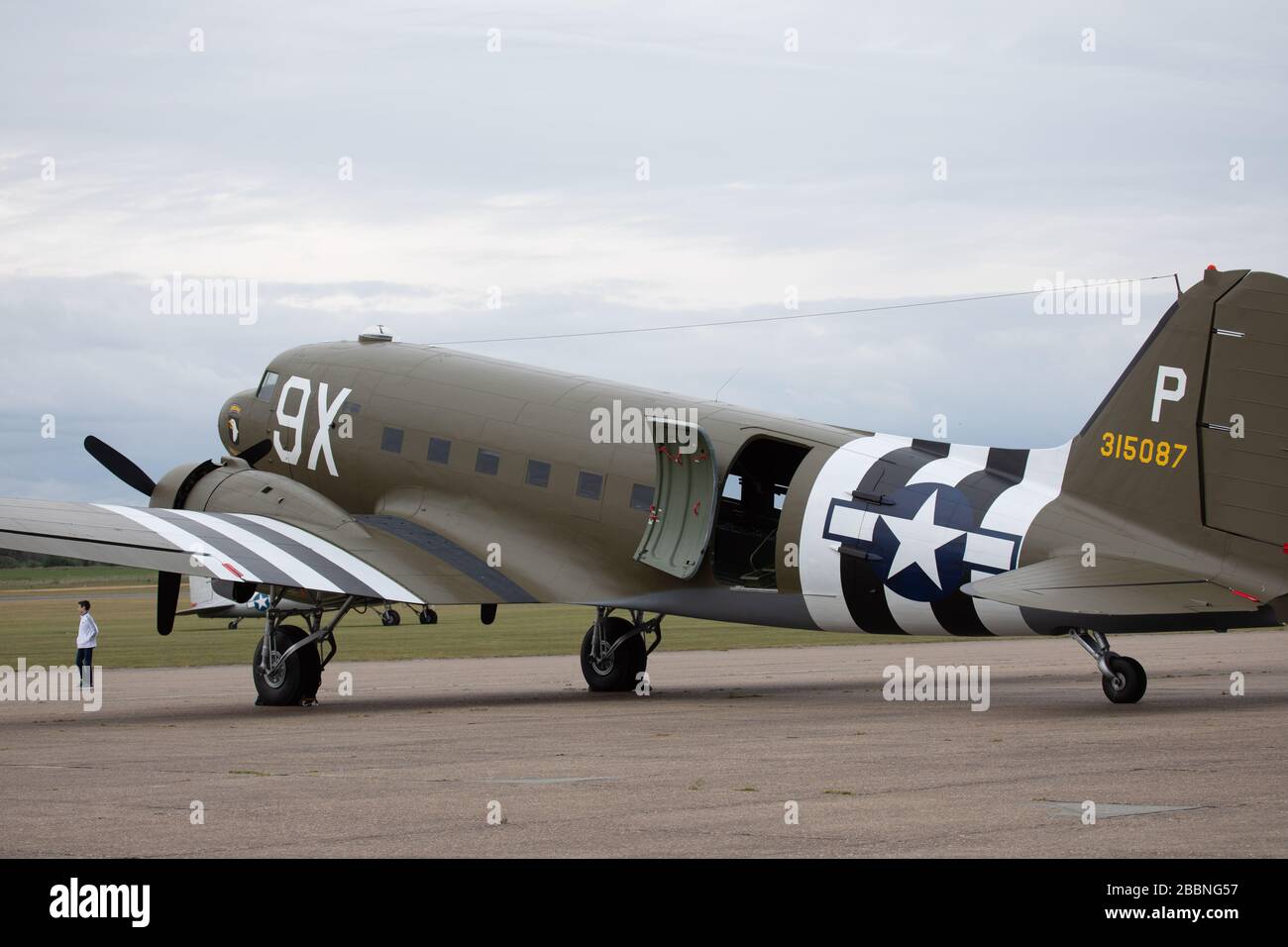 Douglas C-47 Skytrain (DC-3) '315087' während der Veranstaltung DAKS over Normandy, Duxford Airfield, Cambridgeshire, Großbritannien Stockfoto