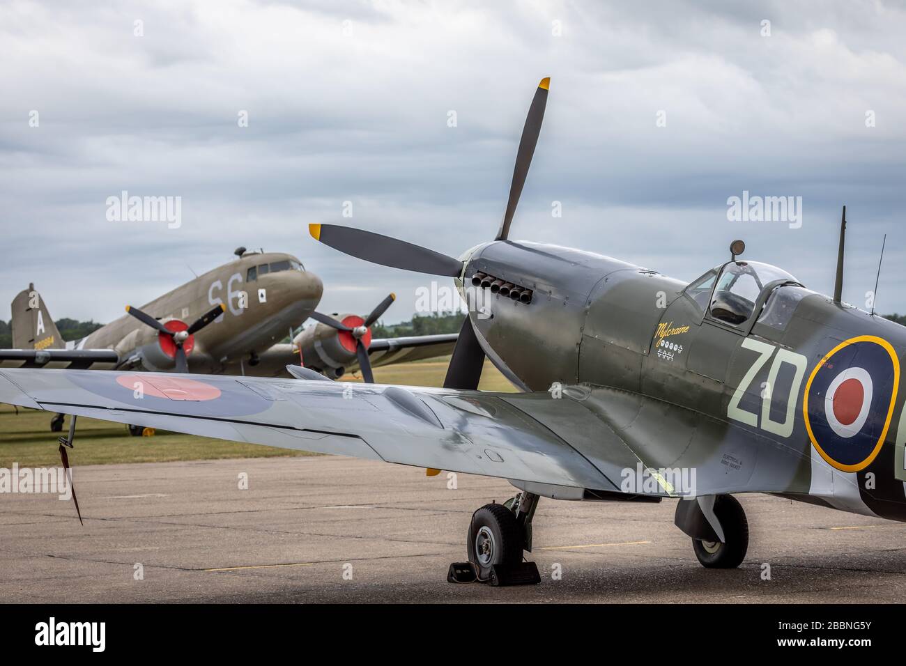 Douglas Dakota C-47A '2100884' und Spitfire IXB 'MH434' während der Veranstaltung DAKS over Normandy, Duxford Airfield, Cambridgeshire, Großbritannien Stockfoto