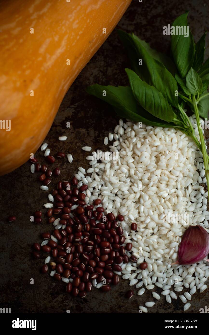 Bewahren Sie Schrankzutaten für geröstetes Butternusshörnchen Risotto auf Stockfoto