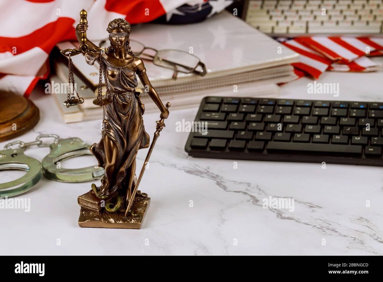 Rechtsstelle von Rechtsanwälten und Anwälten juristischer Bronze-Musterstatue aus Metallhandschellen, Richterrechtsjustizdienst Stockfoto