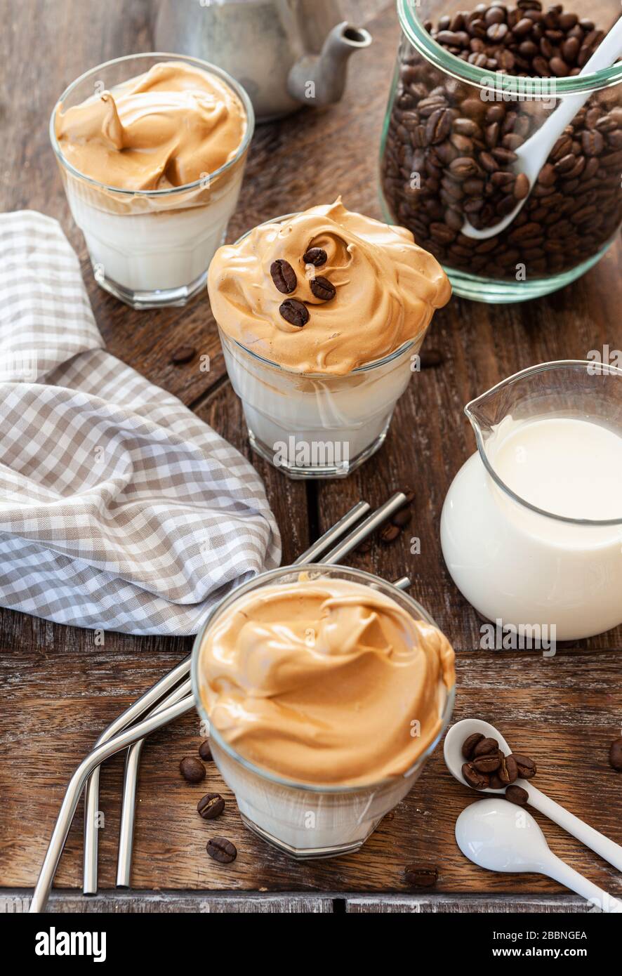 Schlagsahne Kaffee in einem Glas mit Kaffeebohnen Stockfoto