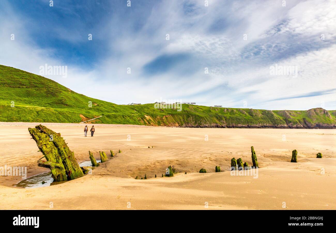 Die Eichenkarkasse des Schiffswracks von Helvetia am Rhossili Beach auf der Gower Peninsula, Wales Stockfoto