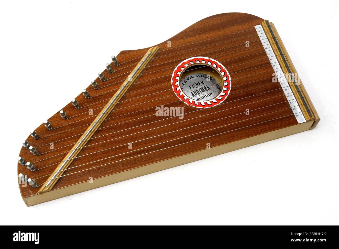 Musikinstrument, Zither, flacher Holzklangkasten mit zahlreichen Saiten, die darüber gespannt sind Stockfoto
