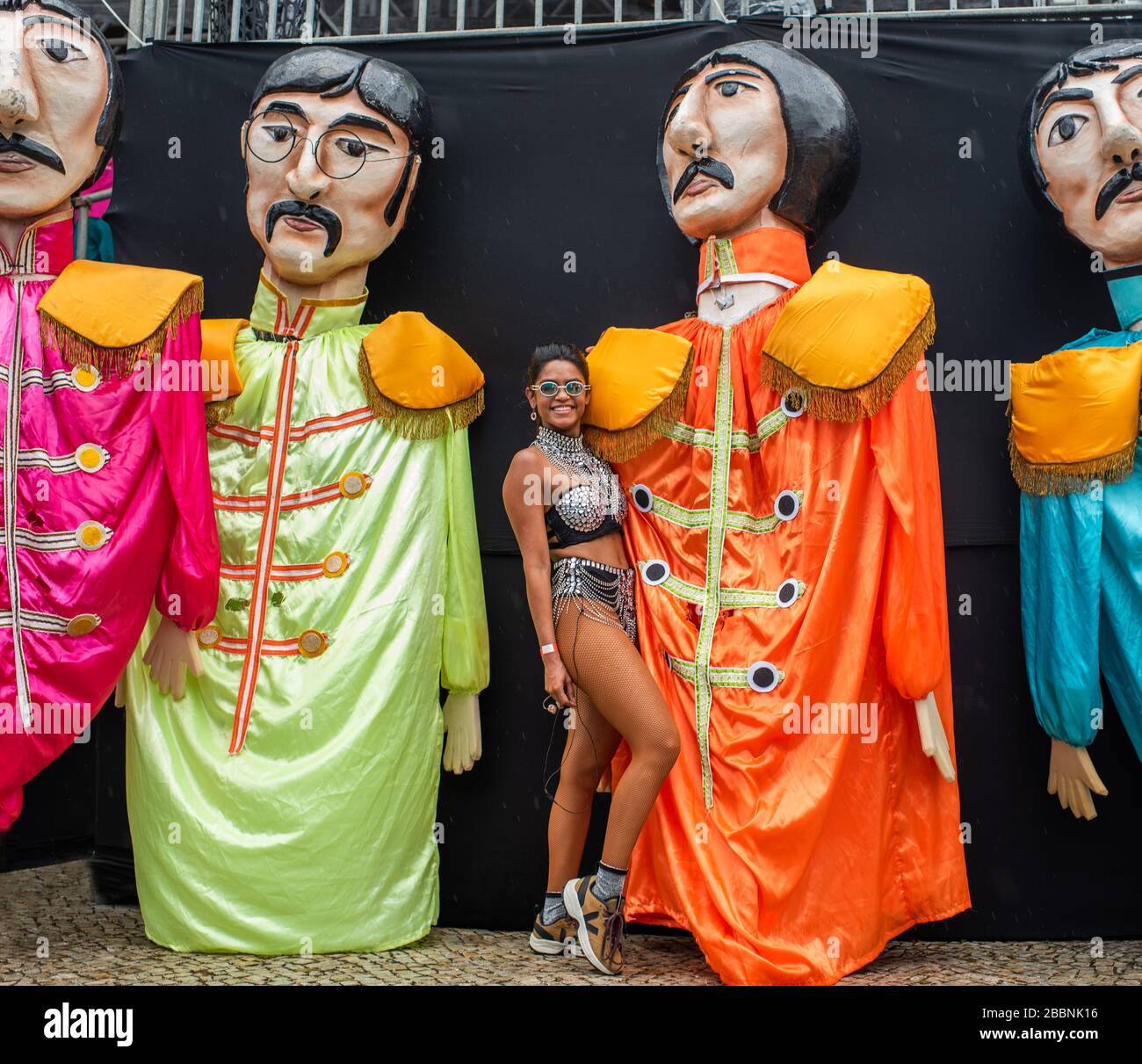 Rio de Janeiro / Brasilien - 24. Februar 2020: Lucy Alves, eine Sängerin, Multiinstrumentalistin Musiker, Modell und Schauspielerin, posiert mit großen Beatles Puppen a Stockfoto