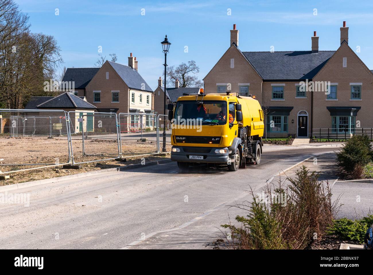 Bauarbeiter bauen während der Sperrung des Covid-19 UK an der neuen Wohnentwicklung, die am ehemaligen Standort Brampton, Brampton Park, errichtet wird, weiter Häuser. Brampton, Cambridgeshire, Großbritannien. Stockfoto