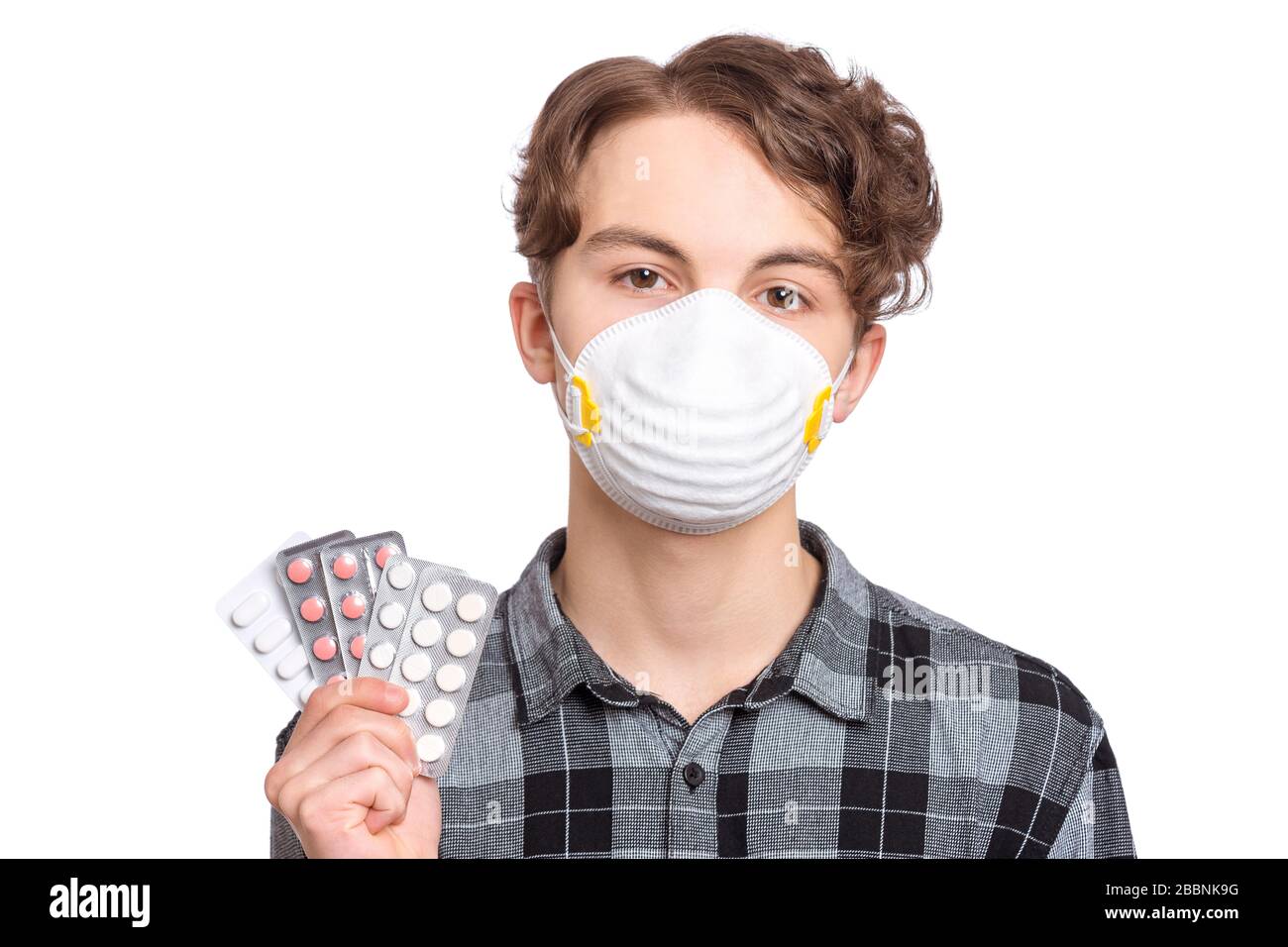 Teen junge in Maske mit Tabletten Stockfoto