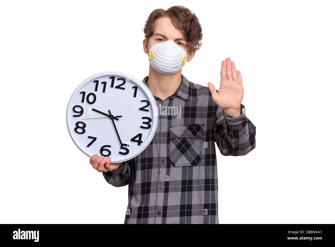 Teen junge in Maske mit Uhr Stockfoto