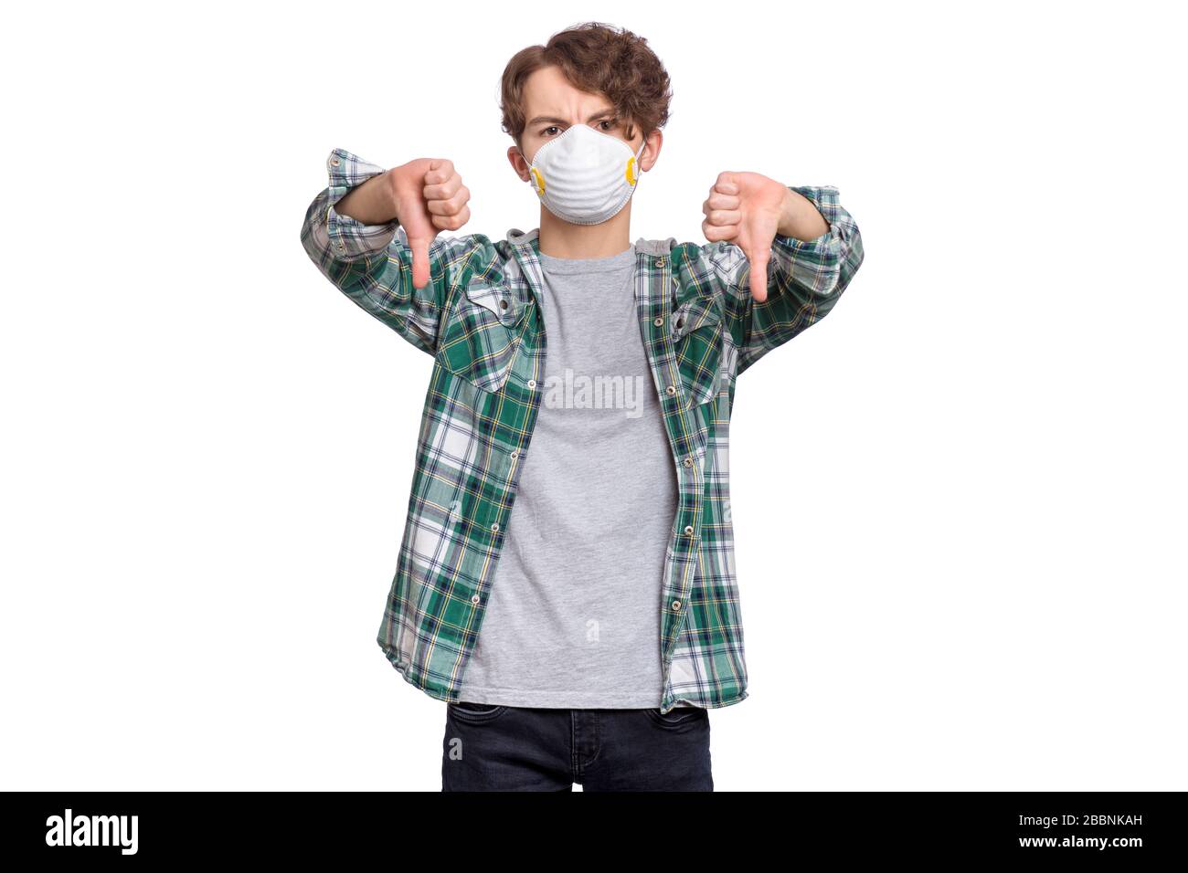 Teen junge in schützende Gesichtsmaske Stockfoto