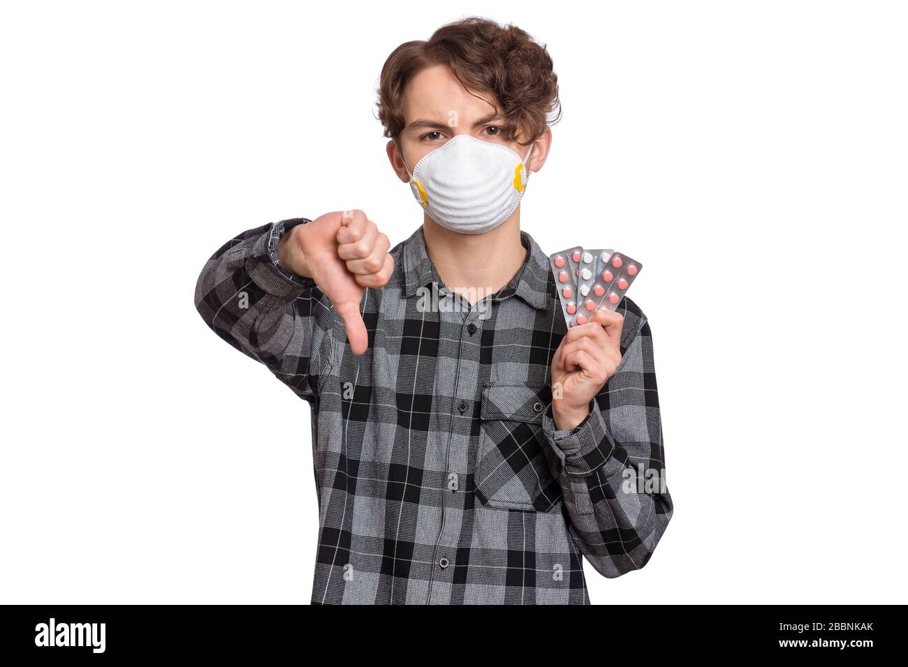 Teen junge in Maske mit Tabletten Stockfoto