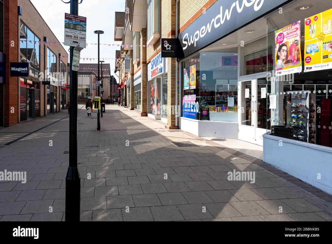 Huntingdon Town Center, Cambridgeshire auf Sperrstelle. Verlassene Innenstadt mit nur sehr wenigen Menschen auf den Straßen der Innenstadt. In der Regel befolgen sehr geschäftige und lebendige Menschen im Stadtzentrum den Rat von Covid-19 Coronavirus, um zu Hause zu bleiben und unnötige Reisen zu vermeiden. Die Geschäfte sind geschlossen. Stockfoto