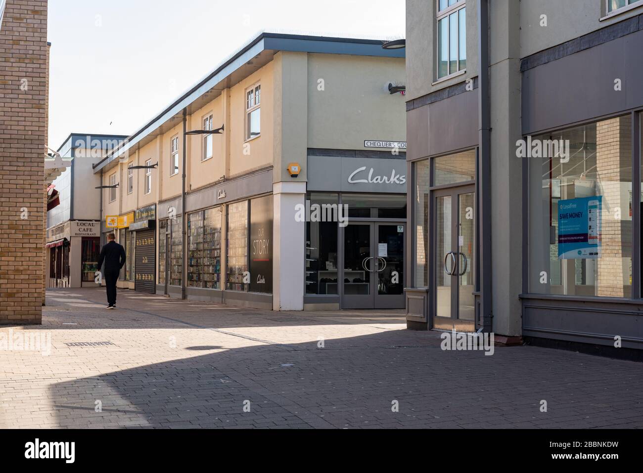 Huntingdon Town Center, Cambridgeshire auf Sperrstelle. Verlassene Innenstadt mit nur sehr wenigen Menschen auf den Straßen der Innenstadt. In der Regel befolgen sehr geschäftige und lebendige Menschen im Stadtzentrum den Rat von Covid-19 Coronavirus, um zu Hause zu bleiben und unnötige Reisen zu vermeiden. Die Geschäfte sind geschlossen. Stockfoto