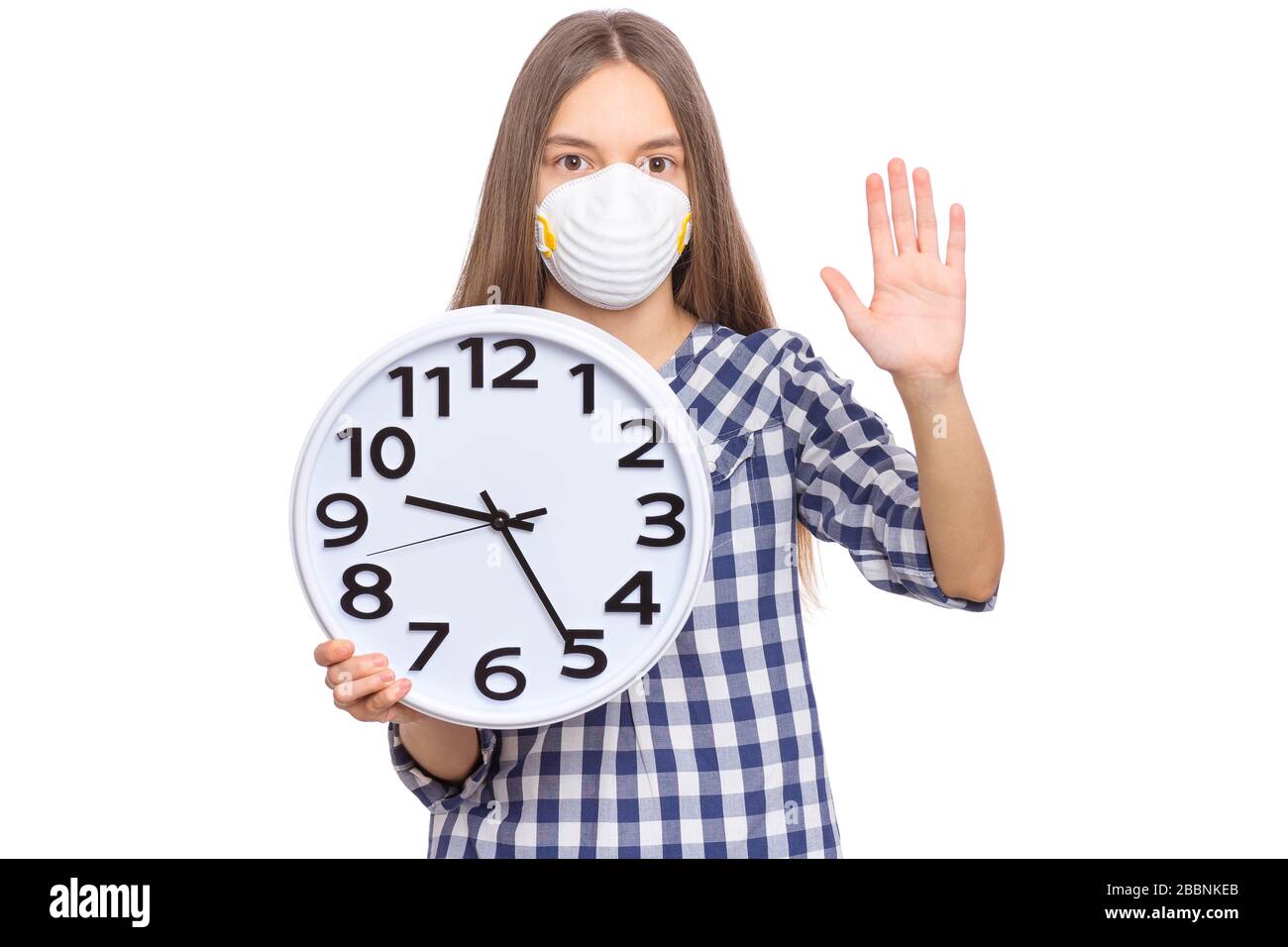 Teen Mädchen in Maske mit Uhr Stockfoto