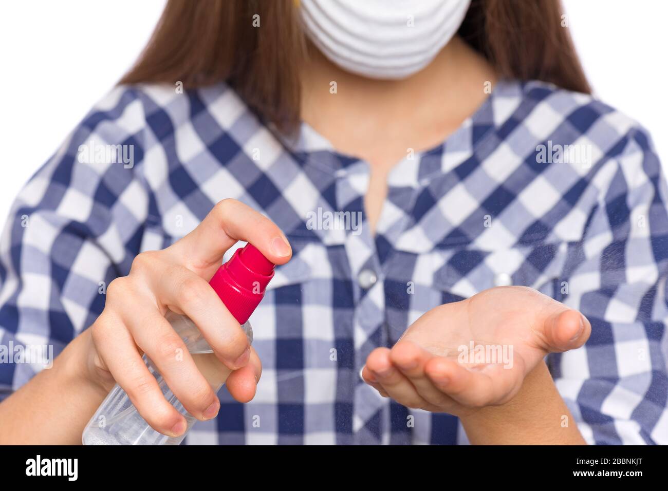 Konzept der Quarantäne von Coronavirus. Kinder, die eine medizinische Schutzmaske tragen und ein antibakterielles antiseptisches Spray zur Händesinfektion und Gesundheit auftragen Stockfoto