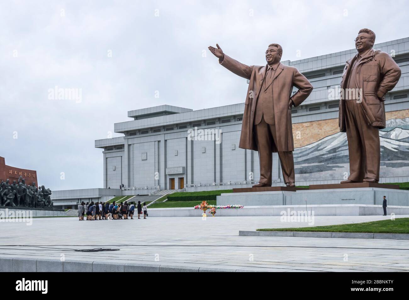 Nordkoreanische Menschen beugen sich vor Kim Il Sung und Kim Jong Il Statuen in Mansudae Grand Monument, Pjöngjang, Nordkorea Stockfoto