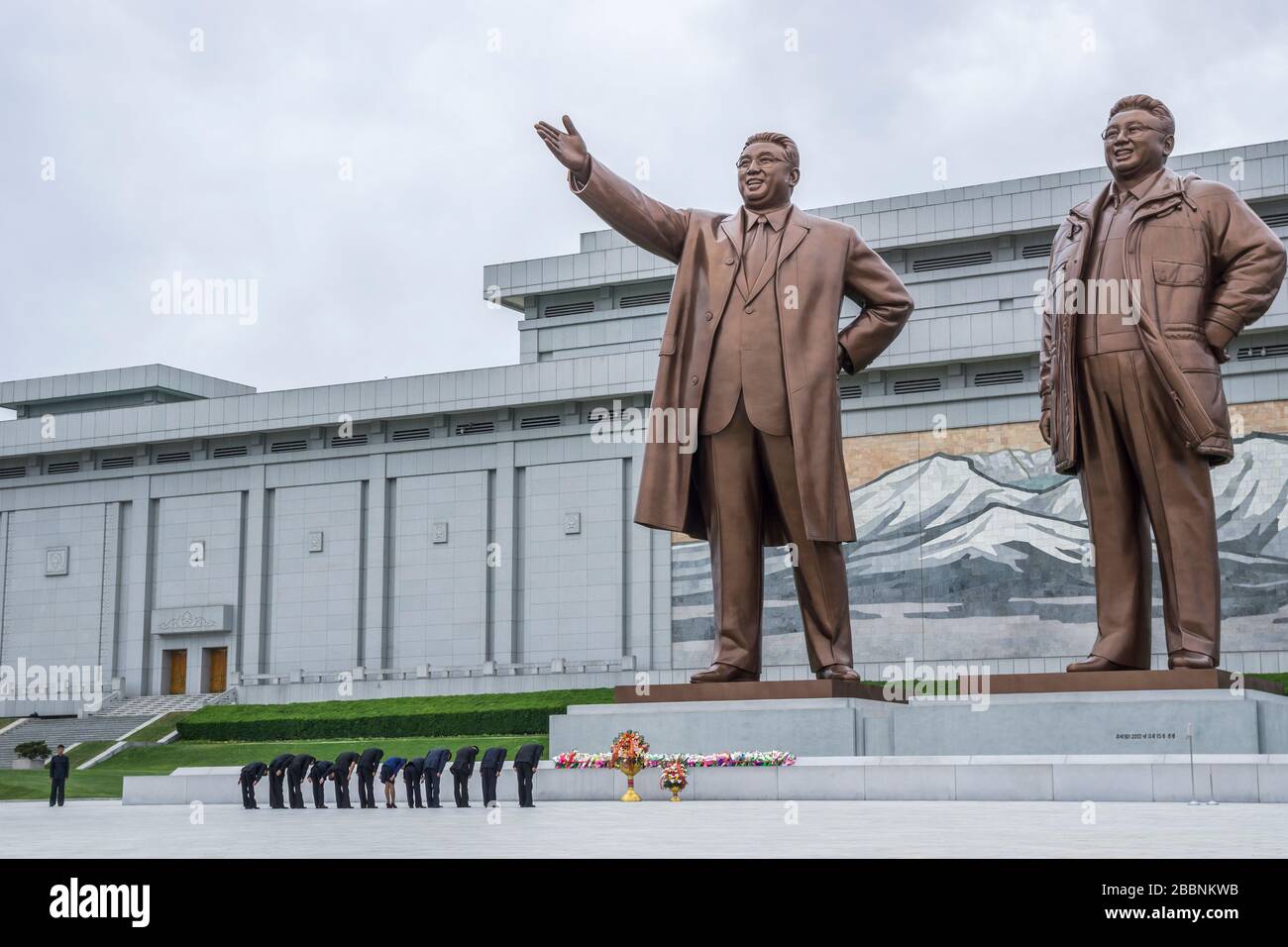 Nordkoreanische Menschen beugen sich vor Kim Il Sung und Kim Jong Il Statuen in Mansudae Grand Monument, Pjöngjang, Nordkorea Stockfoto