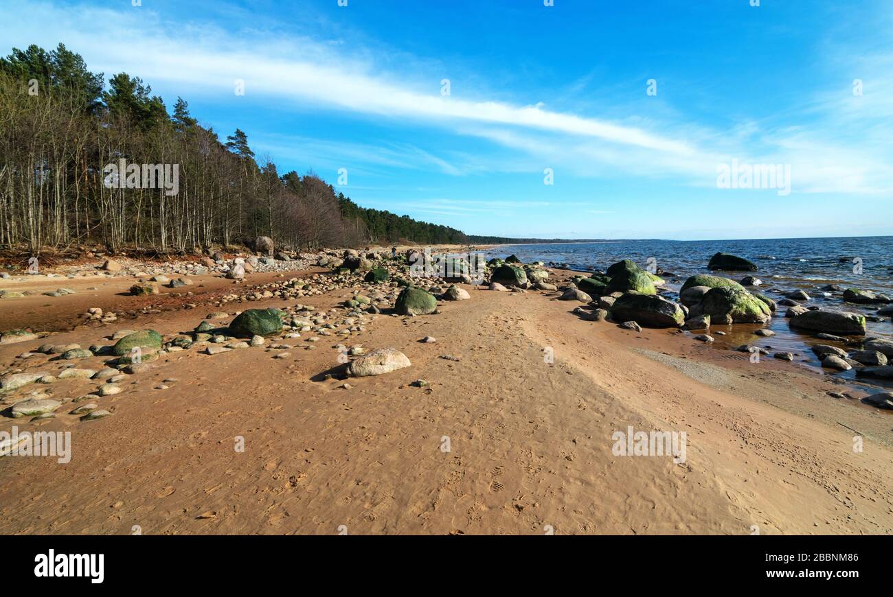 Blick auf die steinige Küste des Meeres, Vidzeme Stony Seashore, Lettland Stockfoto