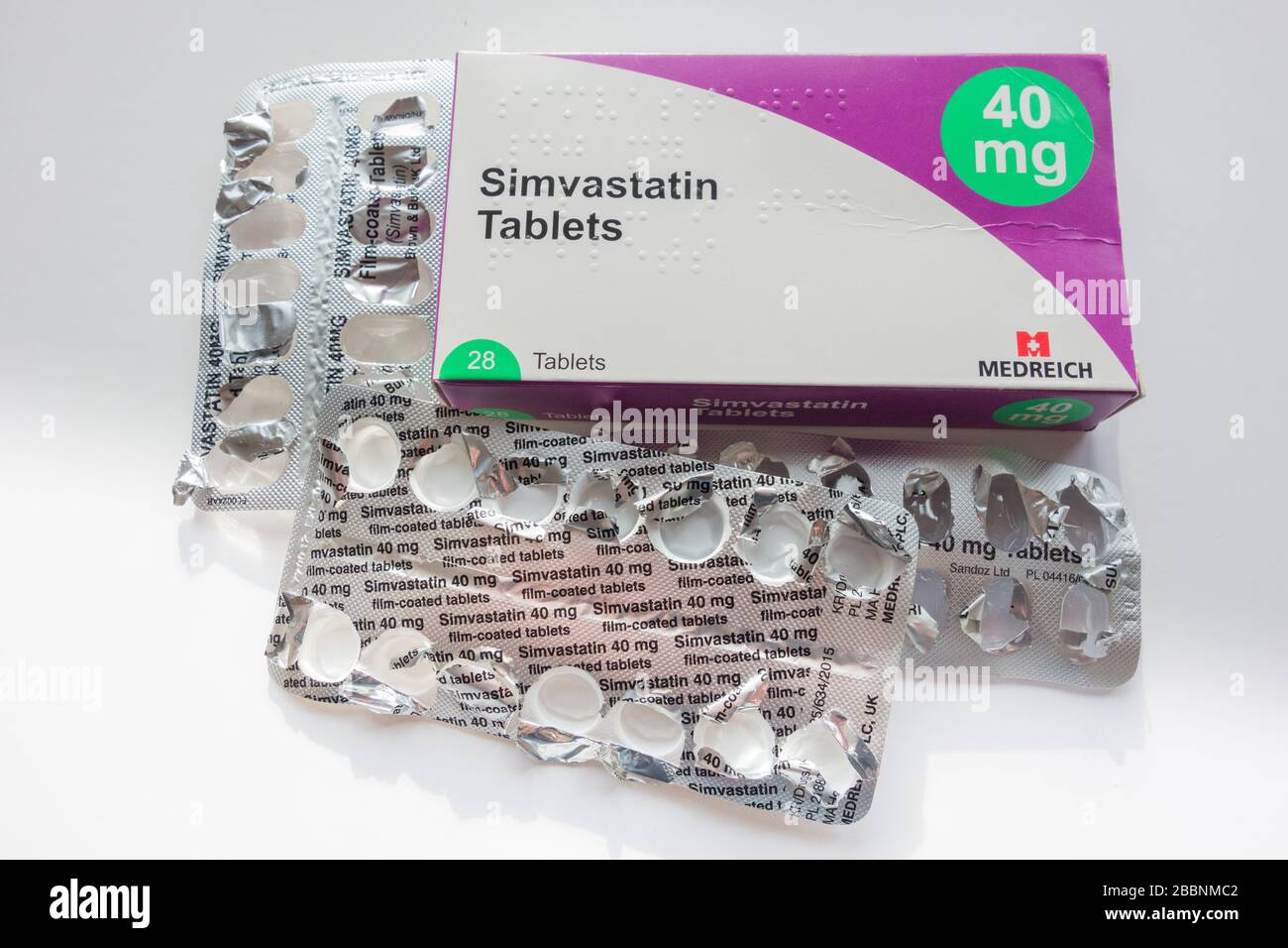 Leere Blisterpackungen mit cholesterinsenkendem Simvastatin 40 mg Tabletten Stockfoto